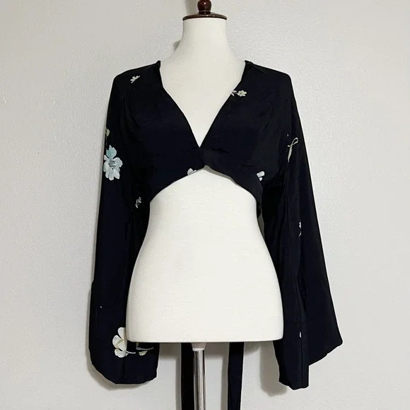 Free People Black Floral Print Kimono Wrap Top Blouse Cropped Long Sleeve S - Picture 2 of 10